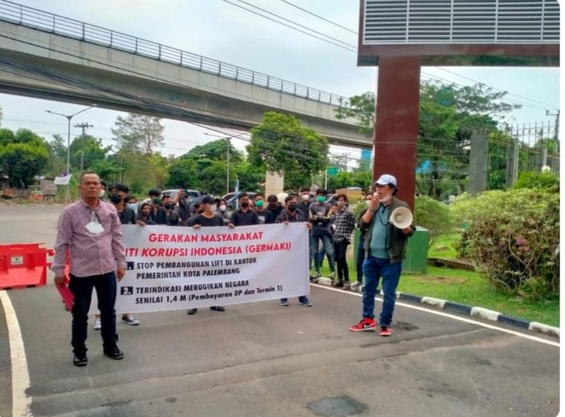 Gerakan Masyarakat Anti Korupsi Indonesia Geruduk Kantor Kejati Sum-Sel ...