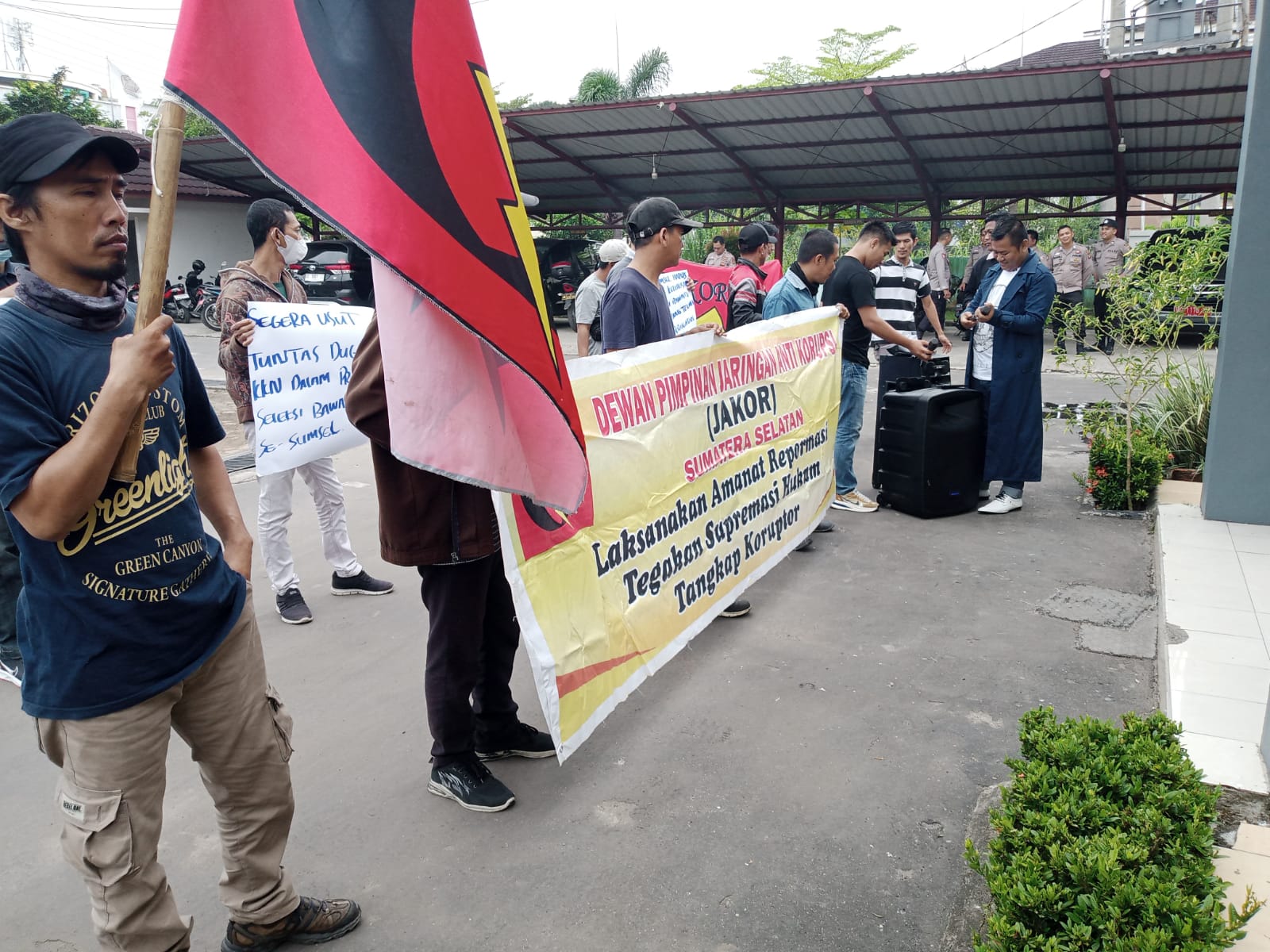 Gerakan Masyarakat Anti Korupsi Indonesia Geruduk Kantor Kejati Sum-Sel ...